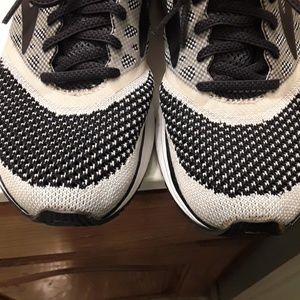 Ladies Brooks Revel sneakers